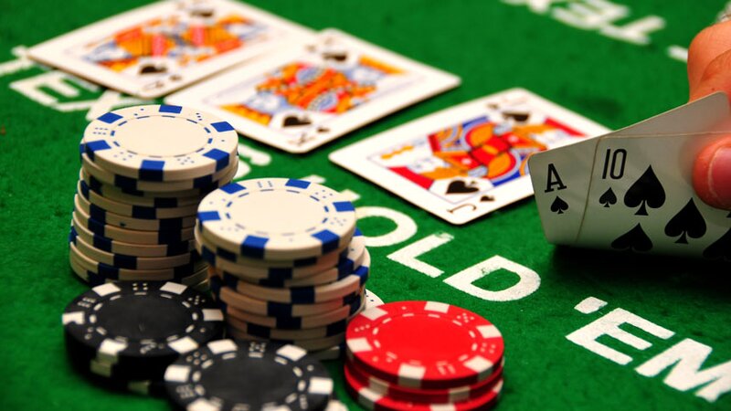 Trong luật chơi Poker Texas, một bộ Poker có gì?