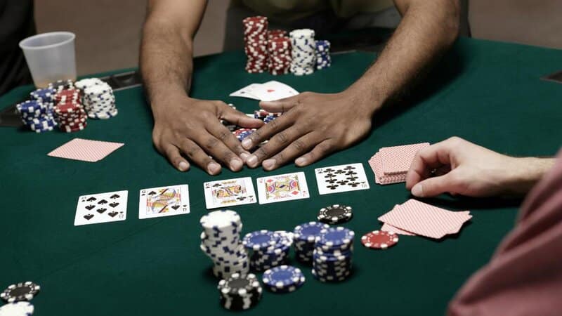 Trường hợp bài tốt để bet tại vòng Poker River