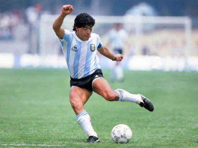Maradona - cầu thủ bóng đá gắn liền với sự nổi tiếng, tài năng và cả những tai tiếng