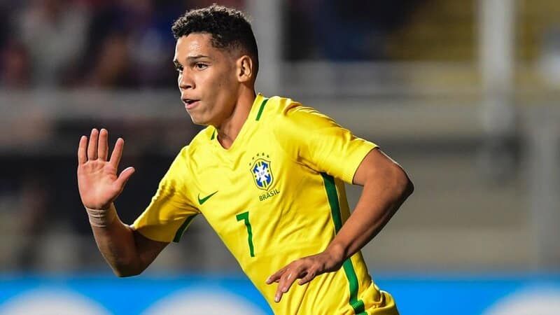 Cầu thủ Paulinho lot top 50 những tài năng trẻ bóng đá Brazil vào năm 2015
