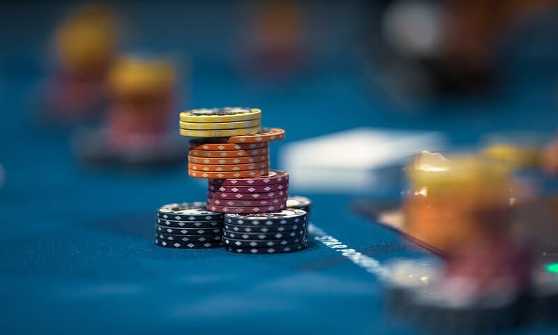 Chiêu bịp Poker thứ nhất: Đặt tiền cược trước đường kẻ cược