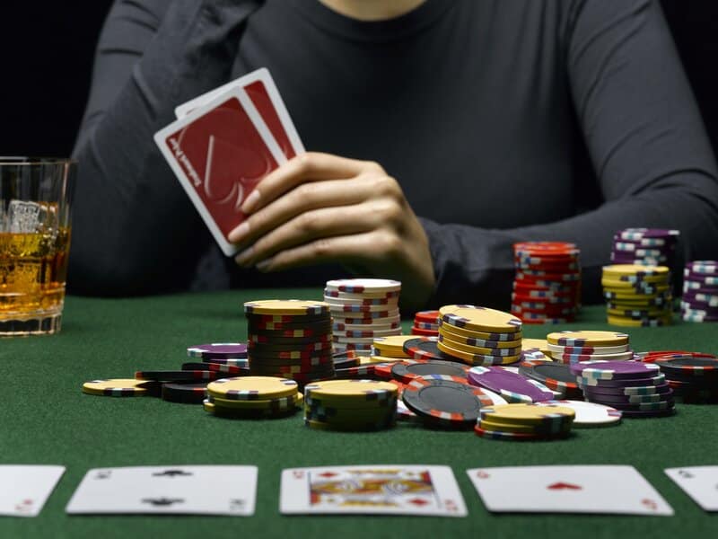 Chiêu Poker bịp thứ hai: Hành động trước lượt