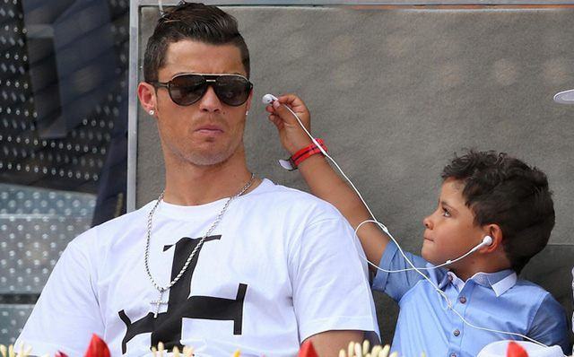 Con trai Ronaldo luôn là chủ đề của báo giới
