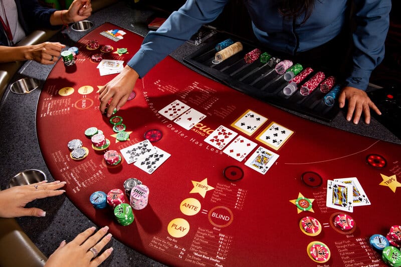 Hiểu rõ luật Texas Holdem khi chơi Poker tại Casino là một cách kiếm tiền từ Casino