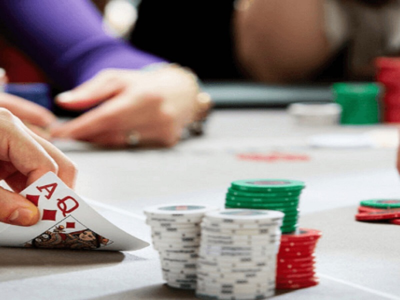 Ký hiệu bài Poker để bắt đầu tham gia ván bài xì tố cần lớn hơn