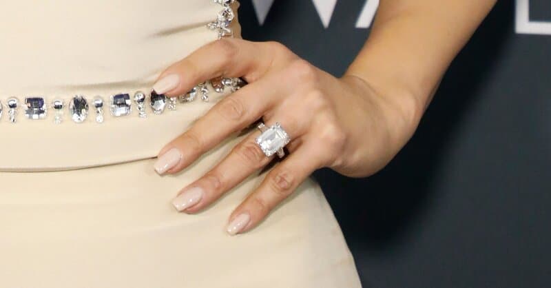 Mộng thấy đeo nhẫn kim cương là điềm gì?