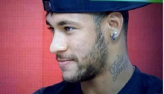 Neymar được rất nhiều lời khen ngợi từ vẻ điển trai nam tính của mình