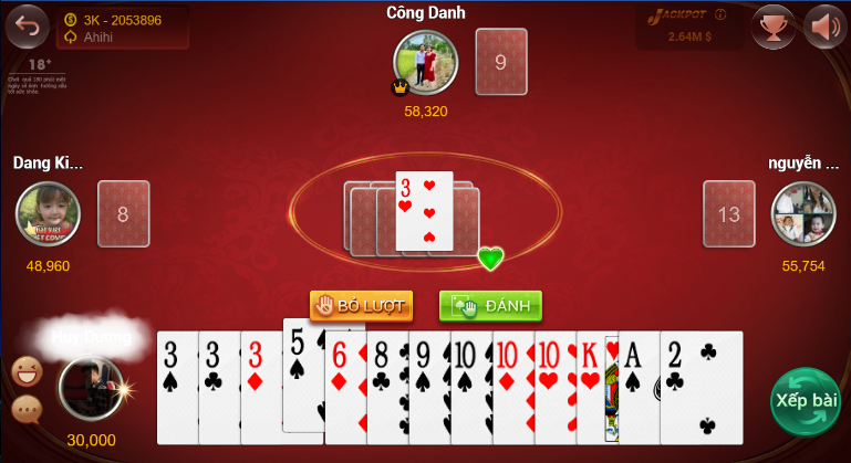 Người chơi click vào nút đánh để ra bài