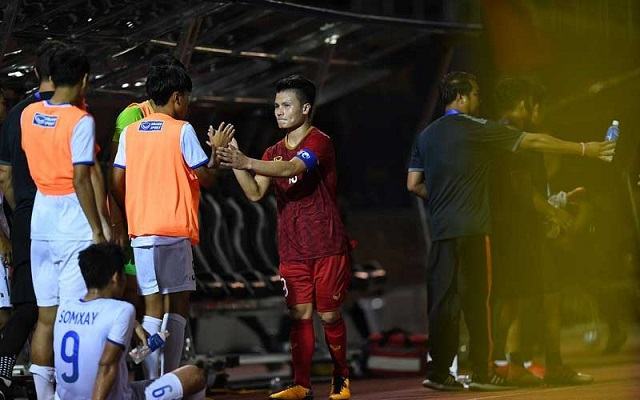 Bức ảnh Quang Hải ghi lại khoảnh khắc chào các cầu thủ đội bạn
