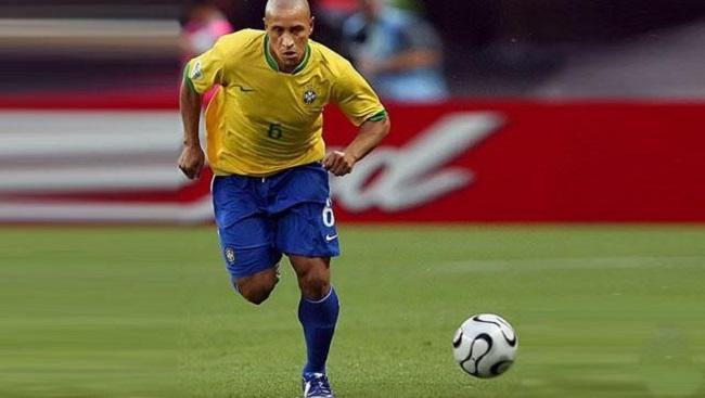Huyền thoại Carlos trong màu áo đội tuyển Brazil