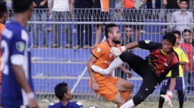 Tiền đạo Persiraja là Aki Fairuz đã tử nạn sau khi gặp tai nạn bóng đá kinh hoàng
