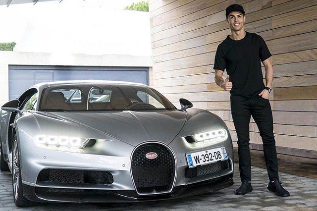 Ronaldo bên chiếc Bugatti Chiron