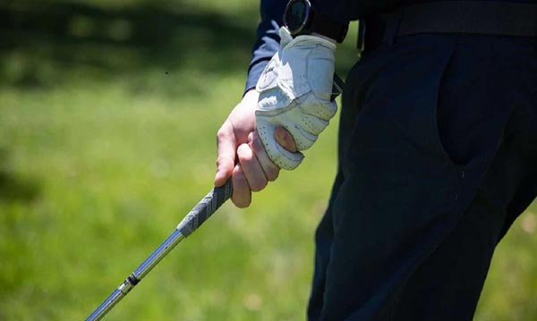 Hướng dẫn cách cầm gậy golf đúng cách đơn giản chi tiết A-Z